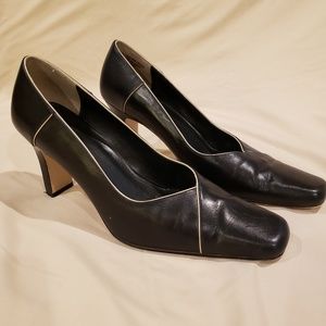 Karen Scott black leather pumps